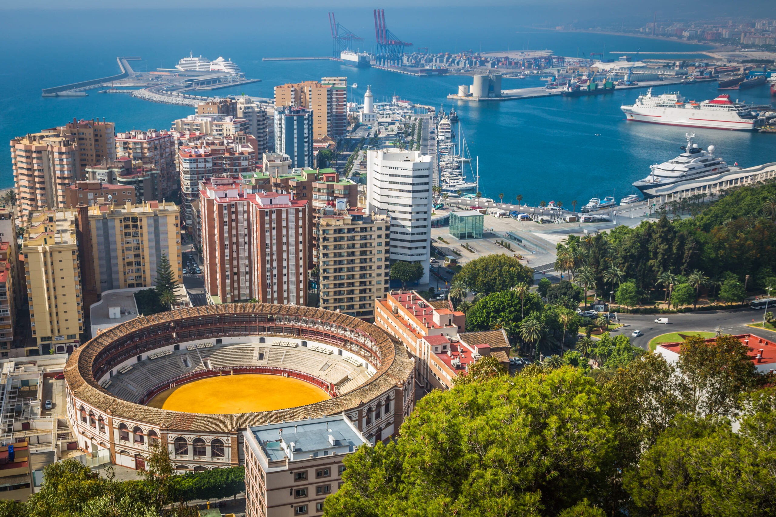 Fotografía de Málaga con vistas a una plaza de toros y el puerto.